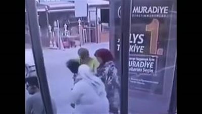 بالفيديو.. امرأة بدينة تضع صديقتها في موقف محرج بالشارع