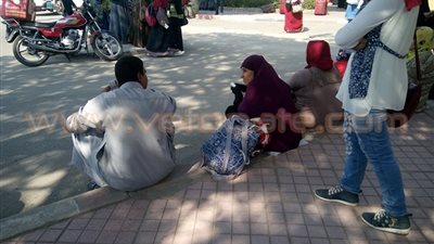 أولياء أمور طالبات الأزهر يفترشون الأرصفة أمام المدينة الجامعية