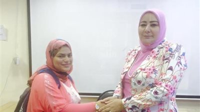 جامعة المنصورة تكرم 3 طالبات عثرن على حقيبة بها مبلغ مالي كبير