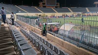 مشجع جزائري يصرعلي التقاط صورة مع شيكابالا