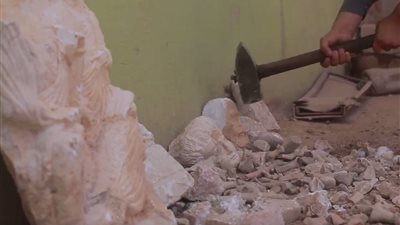 بالفيديو والصور.. داعش يحطم تماثيل أثرية بدير الزور السورية