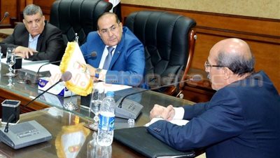 محافظ سوهاج يلتقي وفدا من الأطباء لمناقشة مطالبهم