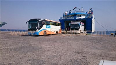 بالصور.. وصول ومغادرة 1058 راكبا لميناء نويبع وتداول 103 شاحنات