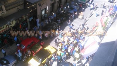 جماهير الزمالك تتجمع أمام مقر إقامة مشجعي «صن داونز» بالإسكندرية