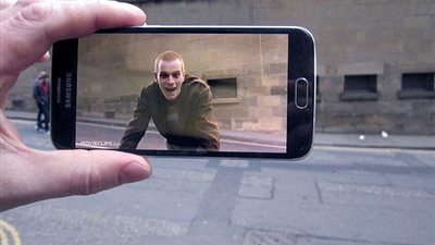 شاهد.. مصور يعيد مشاهد فيلم بريطاني إلى مكانها الأصلي