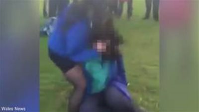 بالفيديو والصور.. فتاتان تنجوان من عقوبة ضرب زميلتهما