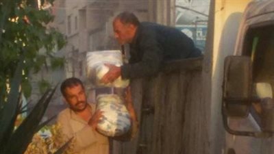 بالصور.. سيارات «القمامة» تحمل السكر لمواطني «بسيون» في الغربية