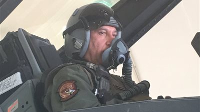 بالفيديو.. وزير الدفاع العراقي يقصف «داعش» بطائرته في الفلوجة