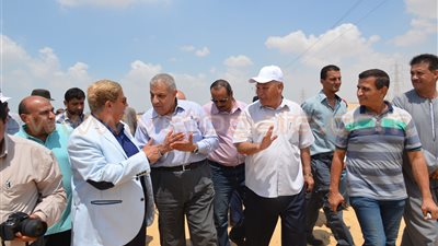 بالصور.. «محلب» يتفقد قرية الأمل الجديدة بالقنطرة شرق