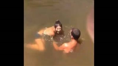 بالفيديو.. فتاة تمسك سمكة بيدها من بحيرة