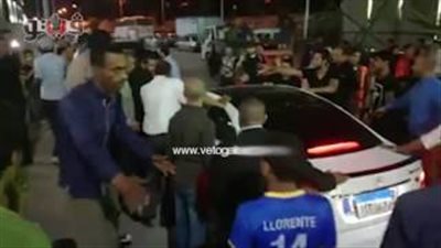 بالفيديو.. أطفال يلتقطون صور تذكارية مع كهربا وجمعة بعد عزاء «ماندو»