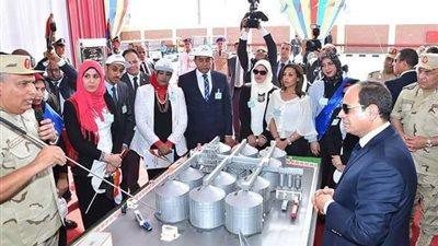 طلاب جامعة جنوب الوادي يلتقطون صور تذكارية مع السيسي