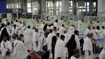 بالصور.. بدء وصول طلائع الحجاج إلى السعودية