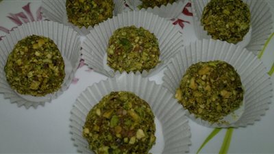 طريقة إعداد «كرات البسكويت بالفستق وجوز الهند»