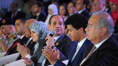 رسائل السيسي في جلسة «رؤية مصر 2030»: ندرس أي فكرة جديدة قبل تنفيذها.. ضرورة تغيير ثقافة المجتمع.. مرتبات المعلمين ليست جيدة.. ومصممون على عبور المرحلة الراهنة