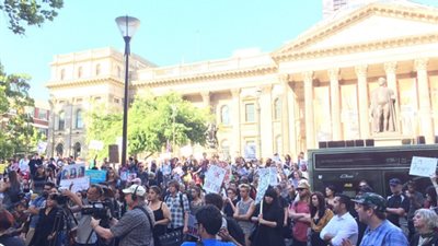 بالصور.. تظاهرات في أستراليا احتجاجًا على حظر أمريكا دخول اللاجئين