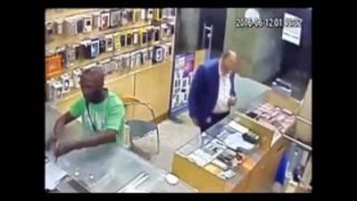 بالفيديو.. رجل يسرق محل هواتف في الكويت