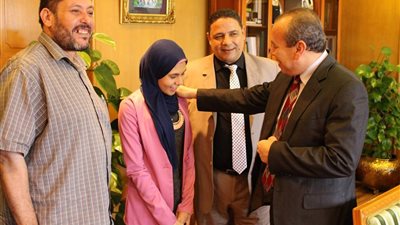 محافظ دمياط يحل مشكلة طالبة الإعدادية لتحصل على المركز الثامن