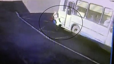 بالفيديو والصور.. حافلة تسحل طفلة حاولت ركوبها أمام أعين والدتها