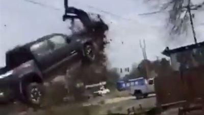 بالفيديو.. سجين يسرق سيارة تويوتا تاكوما