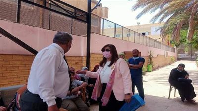 نائب رئيس جامعة بنها تتفقد وحدة رعاية المرأة بكلية الطب