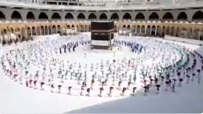 مشهد تاريخي لطواف الحجيج في الحرم المكي يوم التروية | فيديو