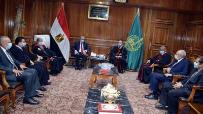 محافظ القليوبية يستقبل وفد الكنيسة الإنجيلية بالقليوبية للتهنئة بعيد الأضحى