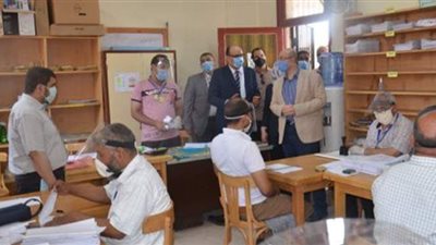 رئيس جامعة جنوب الوادي يواصل جولاته التفقدية لامتحانات الفرق النهائية