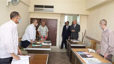 محافظ قنا ونائبه يهنئنان العاملين بالديوان العام بعيد الأضحى | صور