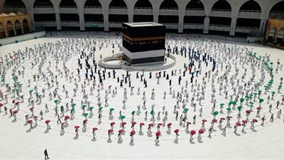 مشهد غير مسبوق.. الحجاج يؤدون طواف القدوم وسط اجراءات احترازية مشددة | فيديو