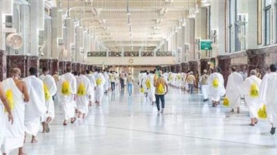10 صور ترصد طواف القدوم والسعي وسط تباعد جسدي للحجاج