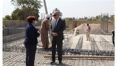 محافظ قنا يتابع الأعمال الإنشائية بالمكتبة الإقليمية