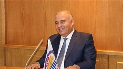 محافظ قنا يعاين منزل مواطن بقرية أولاد عمرو لإعادة تأهيله