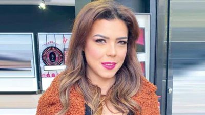 ناهد السباعي ترقص مع ابنة أخيها بإطلالة جريئة على البحر| فيديو