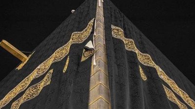 لحظة وصول كسوة الكعبة الجديدة إلى المسجد الحرام | فيديو