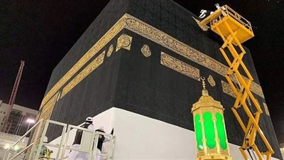 لحظة تغيير كسوة الكعبة المشرفة | فيديو وصور