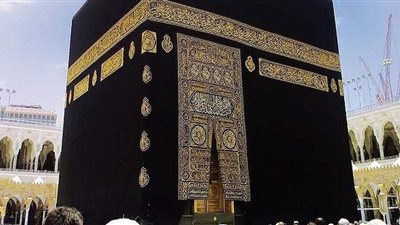 الكعبة المشرفة تتزين بكسوتها الجديدة | فيديو وصور
