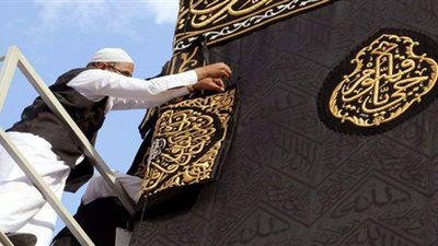 مشهد مهيب.. 5 معلومات عن تاريخ وتكلفة كسوة الكعبة | فيديو