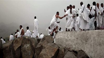 الحجاج يتوافدون على جبل عرفات | بث مباشر