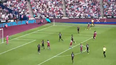 حارسا مرمى مانشستر سيتي يفوزان بالقفاز الذهبي | فيديو