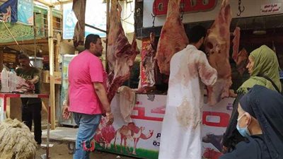 إقبال المواطنين على الأسواق ومحال الجزارة لشراء مستلزمات العيد | صور