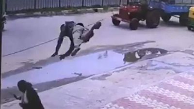 رجل يطير ويصطحب امرأة معه في حادث مروع  بالهند |  فيديو