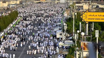 الحجاج ينفرون من عرفات إلى مزدلفة بعد أداء ركن الحج الأعظم | بث مباشر