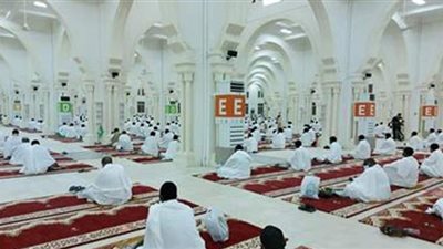 ضيوف الرحمن يؤدون صلاتي المغرب والعشاء جمعًا وقصرًا بالمشعر الحرام | فيديو