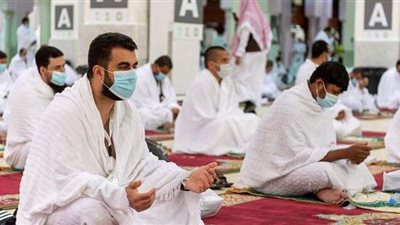 10 صور  ترصد الحجاج في الكعبة وعلى جبل عرفات