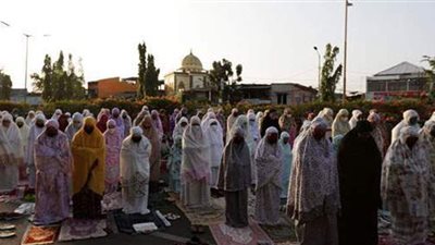 وسط إجراءات احترازية.. آلاف الإندونيسيين يؤدون صلاة عيد الأضحى | صور