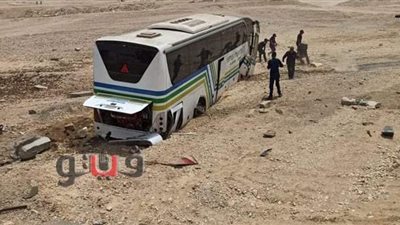 إصابة 14 شخصا بحادث انقلاب أتوبيس في قنا | صور