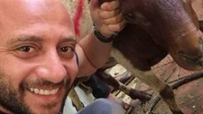 وائل رياض يحتفل بعيد الأضحى بسيلفي مع الخروف