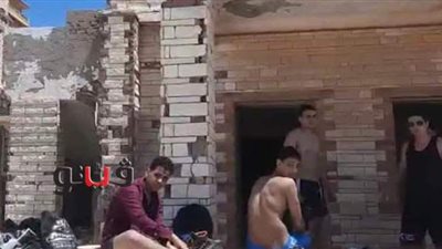 شباب يختبئون في فيلا مهجورة على شاطئ بالعجمي للنزول إلى البحر | فيديو