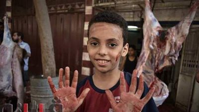 الأطفال يحتفلون  بذبح الأضاحي في شوارع شبرا الخيمة | صور